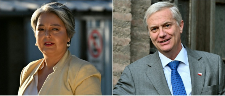 La candidate à la présidence du Chili Jeannette Jara (à gauche) de la coalition Unidad por Chile et le candidat à la présidence du Chili José Antonio Kast, du Partido Republicano, à Santiago, le 3 décembre 2025 ( AFP / RODRIGO ARANGUA )