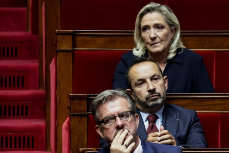 La présidente du groupe Rassemblement national à l'Assemblée nationale, Marine Le Pen, et le député RN Sébastien Chenu (c) à l'Assemblée nationale à Paris le 1er octobre 2025 ( AFP / STEPHANE DE SAKUTIN )