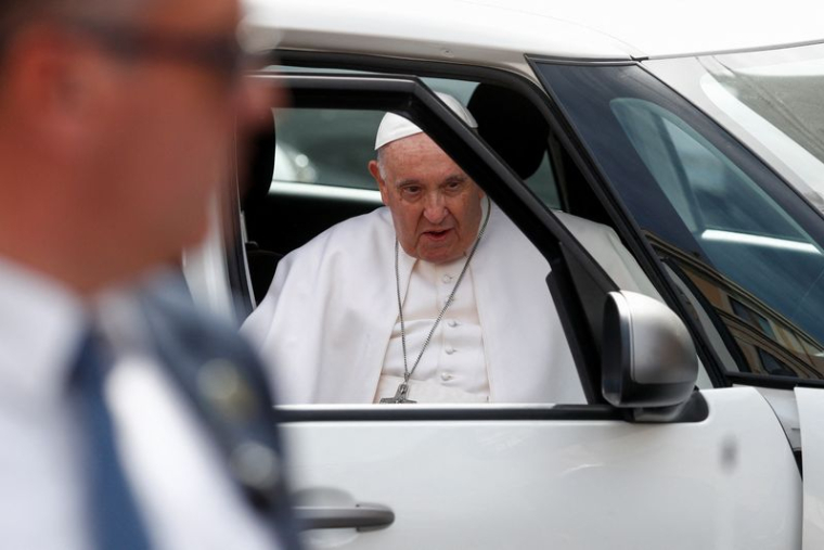 Le pape François sort de l'hôpital Gemelli à Rome