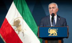 Reza Pahlavi, le fils de l'ancien chah d'Iran, s'exprime lors d'une conférence de presse à Washington, le 16 janvier 2026 ( AFP / SAUL LOEB )