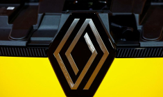 Renault dévoile la nouvelle voiture électrique R5 lors d'un événement organisé avant le salon de Genève à Aubervilliers