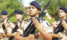 Des soldats français sont au garde-à-vous lors d'un exercice matinal sur la base militaire française de N'Djamena, la capitale tchadienne