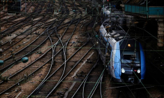 Un train à la gare Saint-Lazare à Paris à la veille de grèves et de manifestations contre la réforme des retraites en France