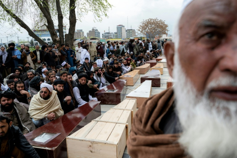 Des Afghans assistent à la deuxième prière funéraire collective pour les victimes tuées par une frappe aérienne pakistanaise qui a touché un centre de désintoxication à la mosquée Eid Gah à Kaboul, le 26 mars 2026 ( AFP / Wakil KOHSAR )