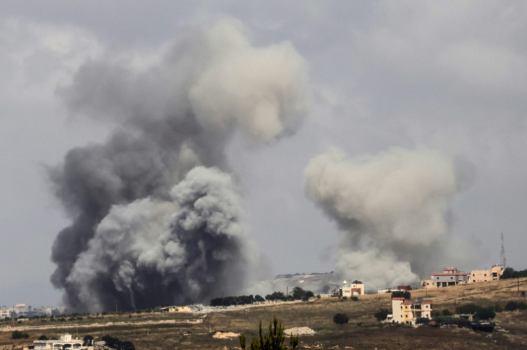 Photo prise depuis le secteur de Marjayoun montrant d'épais nuages de fumée après une frappe israélienne sur le village de Kfar Tibnit , dans le sud du Liban, le 30 mai 2026  ( AFP / - )