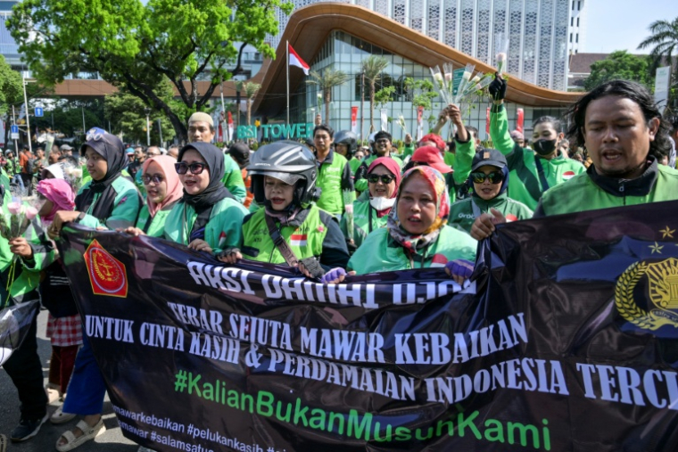 Des conducteurs de moto-taxi manifestent lors d'un rassemblement pour la paix où ils ont rencontré la police à Jakarta le 2 septembre 2025, après des manifestations meurtrières à la suite du meurtre par la police d'un jeune livreur ( AFP / BAY ISMOYO )
