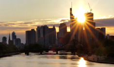 La silhouette du quartier bancaire est visible au coucher du soleil à Francfort