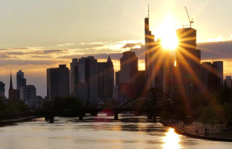 La silhouette du quartier bancaire est visible au coucher du soleil à Francfort