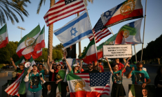 Des manifestants agitent des drapeaux de l'Iran pré-révolutionnaire à l'extérieur du stade où s'entraîne la sélection iranienne, le 14 juin 2026 à Los Angeles, à la veille de son entrée en lice dans le Mondial contre la Nouvelle-Zélande ( AFP / Patrick T. Fallon )