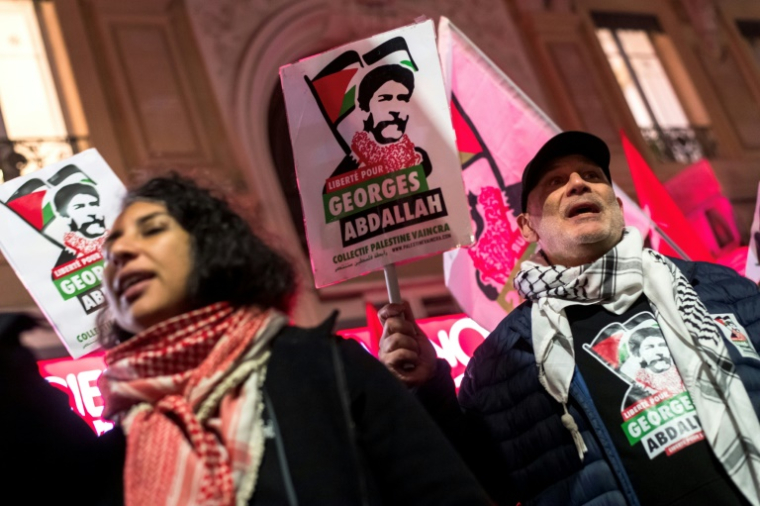 Des manifestants brandissent une pancarte lors d'un rassemblement pour la libération du Libanais Georges Abdallah à Toulouse dans le sud de la France, le 19 décembre 2024 ( AFP / Matthieu RONDEL )