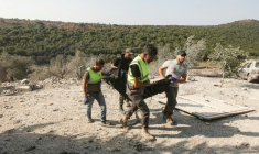 Les premiers secours évacuent un corps des décombres à la suite d'une frappe aérienne israélienne qui a visé une maison dans le village d'Ansar, dans le sud du Liban, le 15 août 2026.  ( AFP / MAHMOUD ZAYYAT )