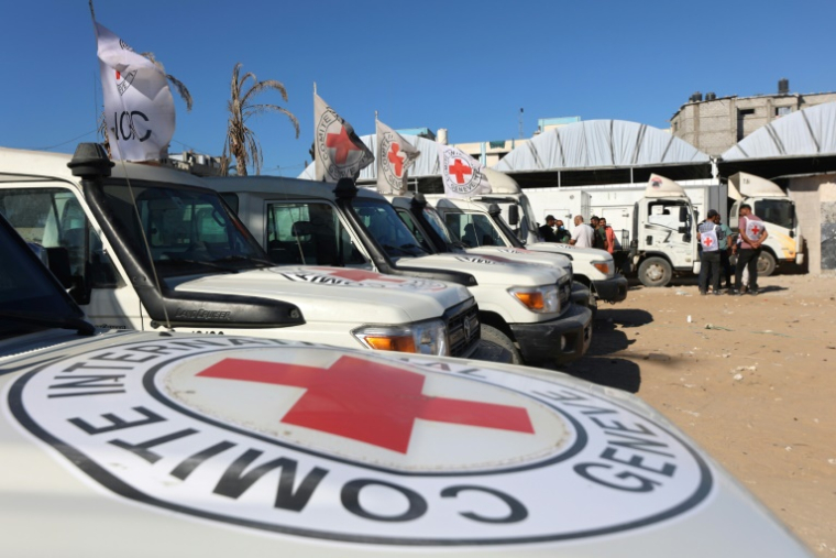 Des véhicules de la croix-Rouge internationale et des camions frigorifiques sont garés à l'hôpital Nasser de Khan Younès, dans le sud de la bande de Gaza, le 15 octobre 2025 ( AFP / Omar AL-QATTAA )