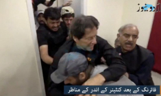 L'ancien Premier ministre pakistanais Imran Khan apres avoir été blessé jeudi après que son convoi a été la cible de tirs dans la ville de Wazirabad, au Pakistan. /Image obtenue