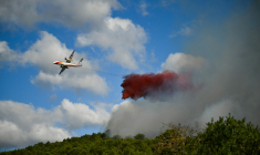 Un avion de la sécurité civile sur les hauteurs de Pouzols-Minervois, dans l'Aude, le 2 juillet 2026 ( AFP / Lionel BONAVENTURE )