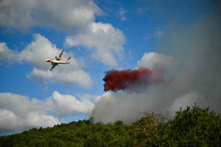 Un avion de la sécurité civile sur les hauteurs de Pouzols-Minervois, dans l'Aude, le 2 juillet 2026 ( AFP / Lionel BONAVENTURE )