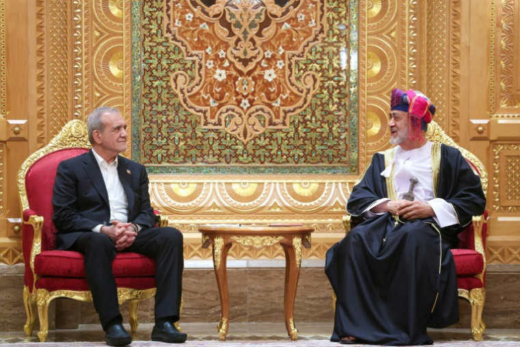 Photo diffusée par la présidence iranienne montrant le sultan d'Oman Haitham ben Tarik al-Said (d) et le président iranien Massoud Pezeshkian au palais royal d'al-Alam à Mascate, le 27 mai 2025 ( présidence iranienne / - )