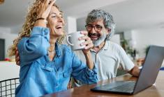 À la retraite, mieux vaut adapter les versements sur le compte joint aux revenus de chacun plutôt que conserver automatiquement le 50/50 ( Shutterstock )