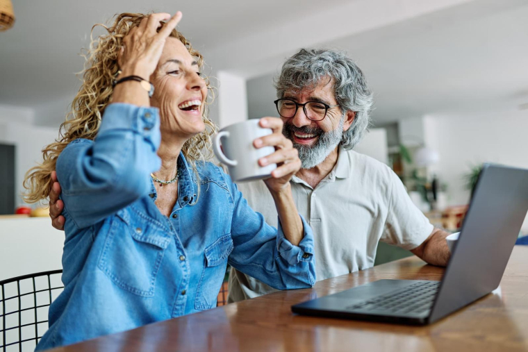 À la retraite, mieux vaut adapter les versements sur le compte joint aux revenus de chacun plutôt que conserver automatiquement le 50/50 ( Shutterstock )