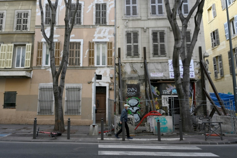 Des barrières de sécurité installées autour d’un immeuble sur le point de s’effondrer dans le centre de Marseille,le 23 février 2021 ( AFP / NICOLAS TUCAT )
