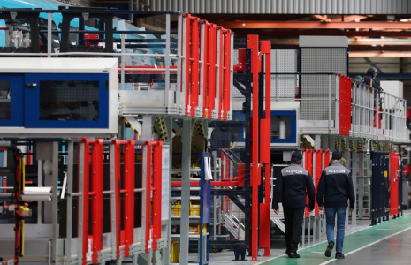 Des employés d'Alstom marchent à l'intérieur de l'usine Alstom à Aytré