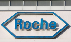 Photo d'archives du logo de Roche à son siège à Bâle, en Suisse