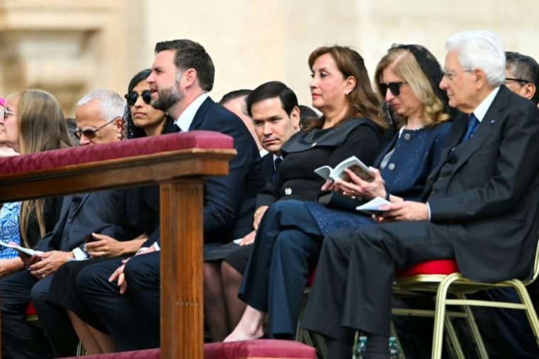 Le vice-président américain JD Vance (4e g), son épouse Usha (3e g), le secrétaire d'État américain Marco Rubio et son épouse Jeanette, Sergio Matarella et sa fille Laura assistent à une messe pour le début du pontificat du pape Léon XIV, place Saint-Pierre au Vatican, le 18 mai 2025 ( AFP / Alberto PIZZOLI )