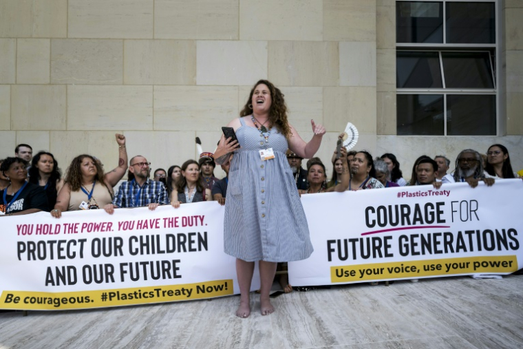 Manifestation d'ONG environnementales devant l'entrée du Palais des Nations à Genève pour encourager les délégués à prendre des décisions fortes sur le traité de lutte contre la pollution plastique, avant une réunion plénière le 13 aout 2025 ( AFP / Fabrice COFFRINI )
