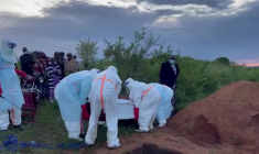 RDC: une victime d'Ebola enterrée par du personnel en combinaison