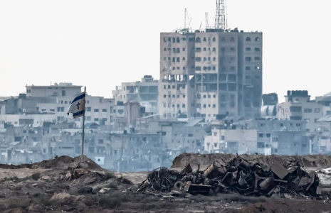 Un drapeau israélien endommagé à Gaza