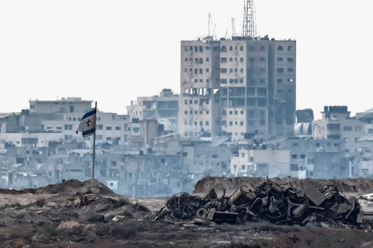 Un drapeau israélien endommagé à Gaza