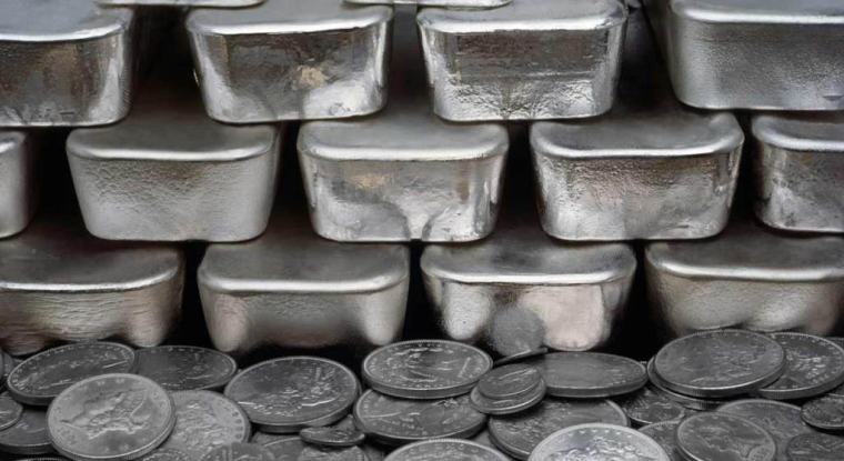 Actions, trackers pièces de collections permettent d'aborder ce marché. Lingots d'argent. (© DR)