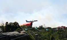 Un avion Dash au-dessus d'un incendie à Montalba-le-Château (au nord des Pyrénées-Orientales), le 5 juillet 2026 ( AFP / Matthieu RONDEL )