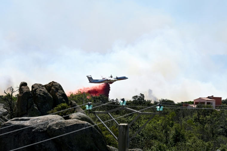 Un avion Dash au-dessus d'un incendie à Montalba-le-Château (au nord des Pyrénées-Orientales), le 5 juillet 2026 ( AFP / Matthieu RONDEL )