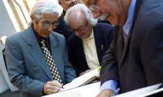 L'écrivain algérien Boualem Sansal signe des autographes après avoir reçu le Prix de la Paix de l'association des libraires allemands lors d'une cérémonie à Francfort