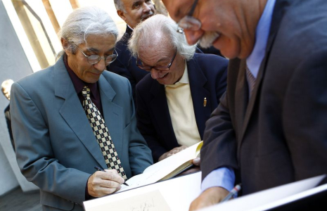 L'écrivain algérien Boualem Sansal signe des autographes après avoir reçu le Prix de la Paix de l'association des libraires allemands lors d'une cérémonie à Francfort