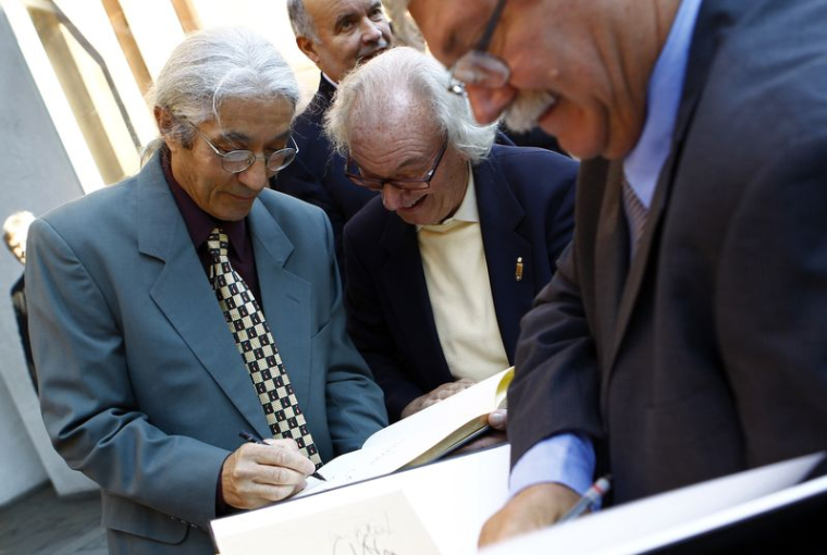 L'écrivain algérien Boualem Sansal signe des autographes après avoir reçu le Prix de la Paix de l'association des libraires allemands lors d'une cérémonie à Francfort