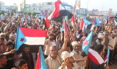 Des partisans du Conseil de transition du Sud (STC)brandissent l'ancien drapeau du Yémen du Sud lors d'une manifestation à Aden en faveur d'une "seconde indépendance", le 8 décembre 2025 ( AFP / Saleh Al-OBEIDI )