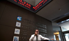 Un employé à la Bourse d'Athènes