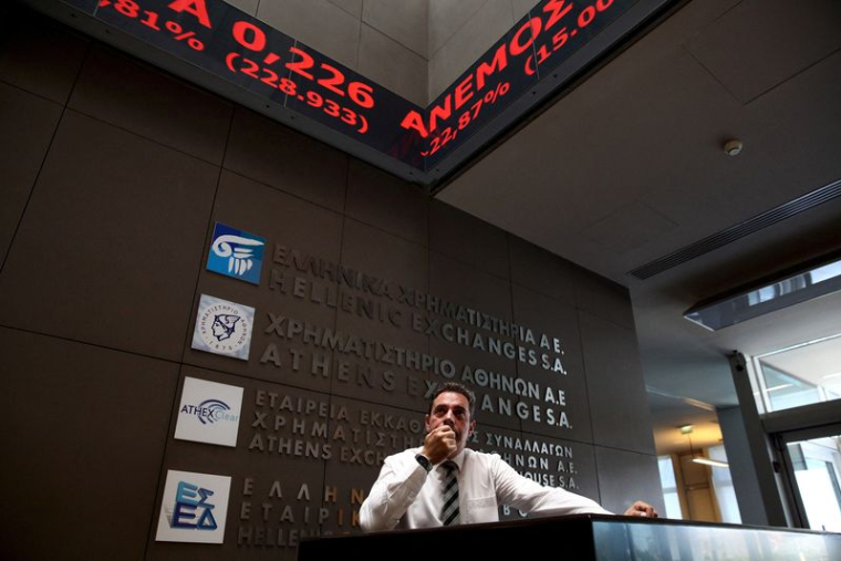 Un employé à la Bourse d'Athènes