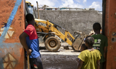 Déblaiement de débris après le cyclone Chido, à Vahibe, sur l'archipel français de Mayotte, le 24 décembre 2024 ( AFP / PATRICK MEINHARDT )