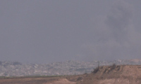 De la fumée s'élève au-dessus de Gaza lors d'opérations militaires israéliennes