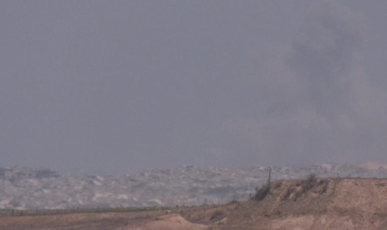 De la fumée s'élève au-dessus de Gaza lors d'opérations militaires israéliennes