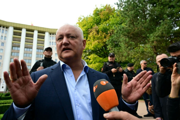 L'ex-président socialiste prorusse de la Moldavie Igor Dodon s'exprime devant la presse à Chisinau lors d'un rassemblement devant le parlement du pays le 29 septembre 2025, au lendemain de la victoire des pro-européens aux législatives ( AFP / Daniel MIHAILESCU )
