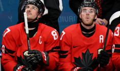 Les Canadiens Sidney Crosby et Connor Mcdavid durant le match de poules du tournoi olympique contre la France le 15 février 2026 à Milan ( AFP / Alexander NEMENOV )