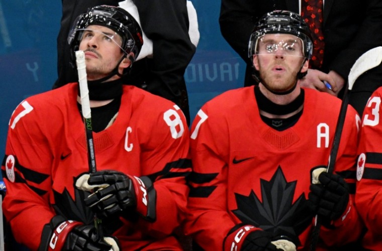 Les Canadiens Sidney Crosby et Connor Mcdavid durant le match de poules du tournoi olympique contre la France le 15 février 2026 à Milan ( AFP / Alexander NEMENOV )
