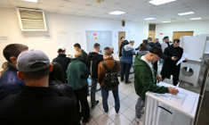 Des électeurs attendent dans un bureau de vote à Moscou, le 18 septembre 2026, pour participer aux élections législatives russes ( AFP / Igor IVANKO )