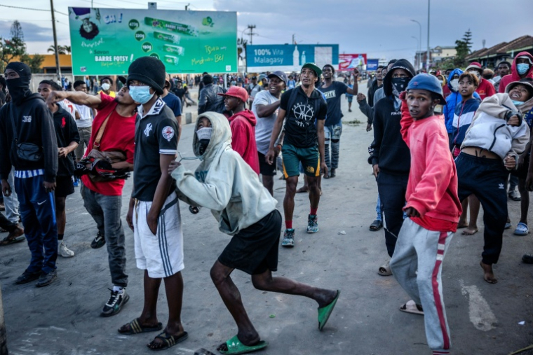 Des manifestants lancent des pierres sur les forces de sécurité à Antananarivo, le 7 octobre 2025 à Madagascar ( AFP / Luis TATO )