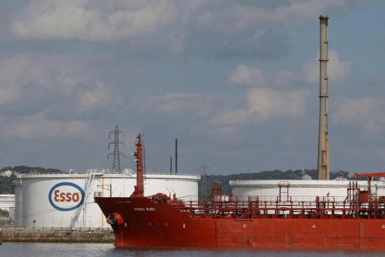 Un pétrolier devant la raffinerie de pétrole ExxonMobil, à Port-Jérôme-sur-Seine
