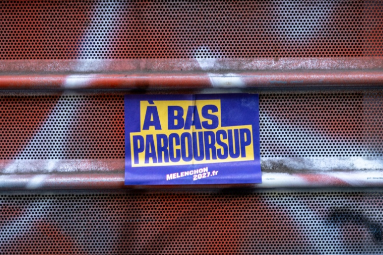 "Parcoursup est une plateforme de sélection au service de votre vision politique libérale", a lancé le député insoumis Louis Boyard ( AFP / JOEL SAGET )