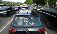 Un slogan "Taxis en colère" est inscrit sur une voiture alors que des chauffeurs de taxi participent à une opération de blocage à Pau, le 19 mai 2025 ( AFP / Gaizka IROZ )